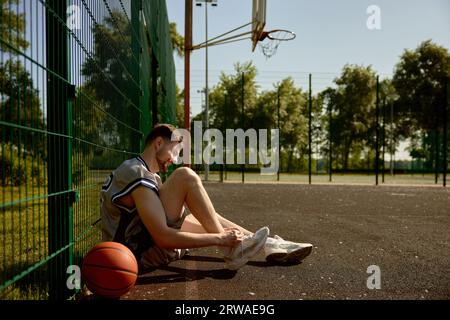 Scarpe da ginnastica per sportivi su un campo da pallacanestro Foto Stock