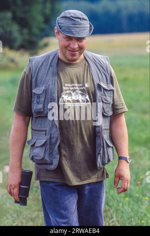 Polonia, ranger nella foresta di Białowieża, una delle ultime foreste primordiali al confine tra Bielorussia e Polonia e un sito patrimonio dell'umanità dell'UNEESCO. Foto Stock