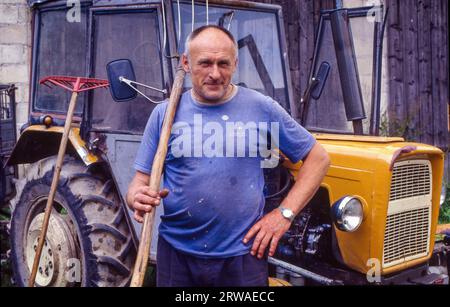 Polonia, Secemin, agricoltore di fronte al suo trattore. Foto Stock