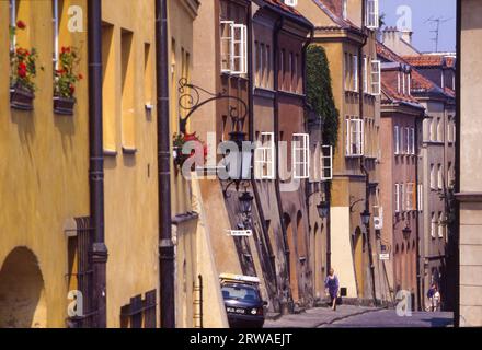 Polonia, stretta strada nel centro storico di Varsavia. Foto Stock