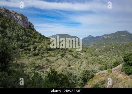 Esporles, Spagna - 11 giugno 2023: Vista dei Monti Tramuntana dal GR221 Trail, Esporles, Mallorca Foto Stock