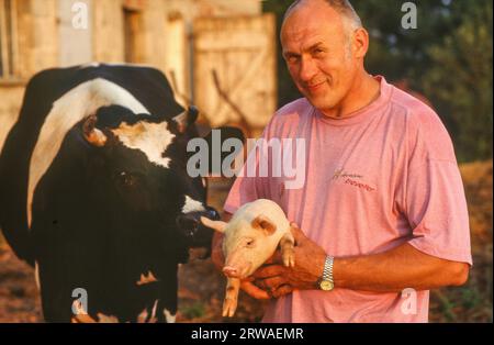 Polonia, Secemin, agricoltore porta un maialino alla fattoria Foto Stock