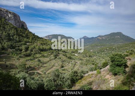 Esporles, Spagna - 11 giugno 2023: Vista dei Monti Tramuntana dal GR221 Trail, Esporles, Mallorca Foto Stock