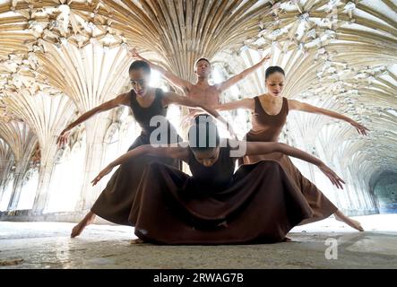 EDITORIALE UTILIZZA SOLO ballerini dell'Alvin Ailey American Dance Theatre nel chiostro della Cattedrale di Canterbury che eseguono un'anteprima da Revelations, il loro ultimo spettacolo che utilizza spirituali afroamericani, sermoni, canzoni gospel e blues sacro. Data immagine: Lunedì 18 settembre 2023. Foto Stock