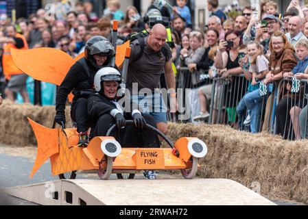 Colchester Soapbox Rally. Sapbox derby Gravity Racing nella High Street di Colchester, Essex, Regno Unito. Pesce volante partecipante Foto Stock