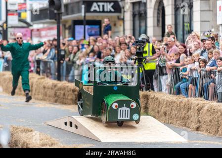 Colchester Soapbox Rally. Sapbox derby Gravity Racing nella High Street di Colchester, Essex, Regno Unito. Partecipante 22 Fenwick Flyer Foto Stock