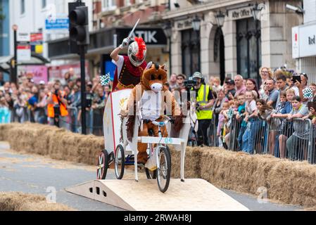 Colchester Soapbox Rally. Sapbox derby Gravity Racing nella High Street di Colchester, Essex, Regno Unito. Entrant 24, si muove come il carro romano Sparta Foto Stock