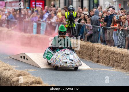 Colchester Soapbox Rally. Sapbox derby Gravity Racing nella High Street di Colchester, Essex, Regno Unito. Voce 32, The Team Tavern Foto Stock