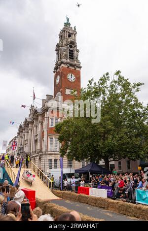 Colchester Soapbox Rally. Sapbox derby Gravity Racing nella High Street di Colchester, Essex, Regno Unito. Inizia la rampa vicino al municipio Foto Stock