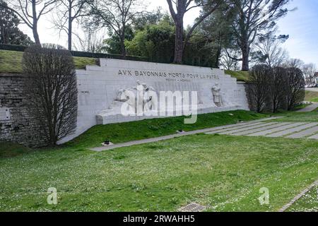 Bayonne, Francia - 25 marzo 2023: Memoriale della prima guerra mondiale nella città storica di Bayonne Foto Stock