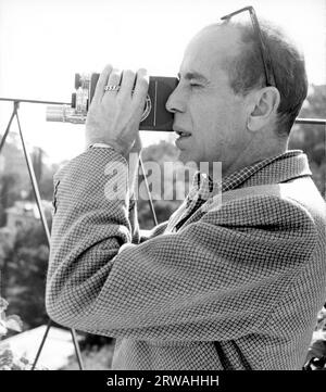 HUMPHREY BOGART con Home Movie camera a Portofino, Italia al momento stava girando LA CONTESSA 1954 A PIEDI NUDI regista / scrittore JOSEPH L. MANKIEWICZ Stati Uniti - Italia Transoceanic Film - Figaro co-produzione / United Artists Foto Stock