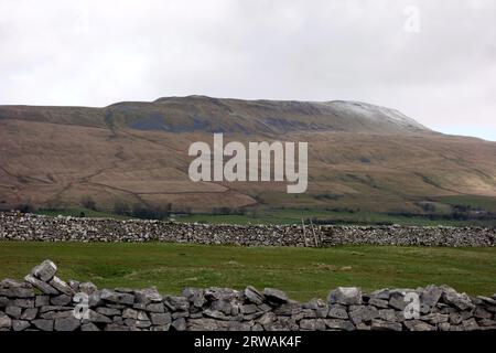 The Mountain Whernside, uno dei tre picchi dello Yorkshire dalla B6255 Road vicino a Chapel-le-dale, Yorkshire Dales National Park, Inghilterra, Regno Unito. Foto Stock