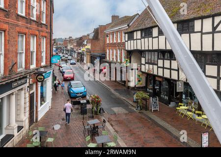 Vista della High Street a Godalming, Surrey, Inghilterra, Regno Unito, dal Pepperpot, l'ex municipio Foto Stock