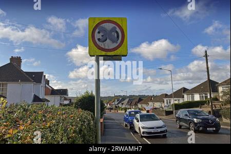 Swansea, Regno Unito. 18 settembre 2023. Un cartello stradale con limite di velocità di 30 km/h, attraversato in modo crudele nel quartiere Killay di Swansea, nel Galles del Sud. Il Galles è diventato la prima parte nel Regno Unito a ridurre i limiti di velocità nelle aree edificate da 30 mph a 20 mph. La nuova legge è entrata in vigore da domenica 17 settembre 2023. Crediti: Phil Rees/Alamy Live News Foto Stock