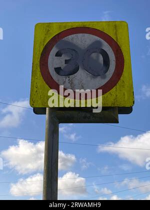 Swansea, Regno Unito. 18 settembre 2023. Un cartello stradale con limite di velocità di 30 km/h, attraversato in modo crudele nel quartiere Killay di Swansea, nel Galles del Sud. Il Galles è diventato la prima parte nel Regno Unito a ridurre i limiti di velocità nelle aree edificate da 30 mph a 20 mph. La nuova legge è entrata in vigore da domenica 17 settembre 2023. Crediti: Phil Rees/Alamy Live News Foto Stock