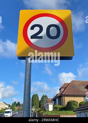 Swansea, Regno Unito. 18 settembre 2023. Nuovo segnale stradale con limite di velocità di 20 km/h nel quartiere Killay di Swansea, Galles del Sud. Il Galles è diventato la prima parte nel Regno Unito a ridurre i limiti di velocità nelle aree edificate da 30 mph a 20 mph. La nuova legge è entrata in vigore da domenica 17 settembre 2023. Crediti: Phil Rees/Alamy Live News Foto Stock