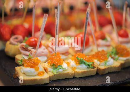 Tartine con caviale rosso e pane da vicino sul tavolo delle feste Foto Stock