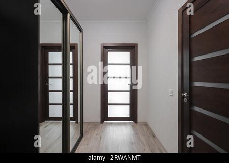 Porte interne scure con vetri all'interno dell'appartamento Foto Stock