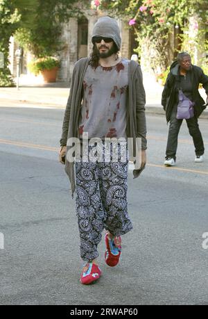 Los Angeles, USA 18 settembre 2023 IMMAGINE DEL FILE datata 27 settembre 2012 Russell Brand che indossa pantofole West Ham United testa per la colazione a Beverly Hills, California. Credito: Headlinephoto/Alamy Live News Foto Stock