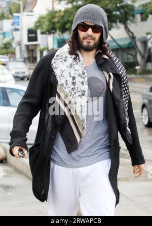 Los Angeles, USA 18 settembre 2023 IMMAGINE DEL FILE datata 11 ottobre 2012 Russell Brand si dirige allo yoga a West Hollywood, California. Credito: Headlinephoto/Alamy Live News Foto Stock