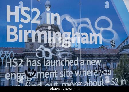 Il cantiere si trova lungo New Canal Street che sta per chiudere, mentre i lavori proseguono sulla stazione HS2 a Curzon Street il 7 agosto 2023 a Birmingham, Regno Unito. Il Curzon Street MasterPlan copre un'area di rigenerazione di 141 ettari, focalizzata sulla stazione HS2 Curzon Street nel centro di Birmingham, combinata con circa 700 milioni di investimenti nell'area circostante, comprese nuove case e sviluppi commerciali. High Speed 2 è una ferrovia ad alta velocità parzialmente pianificata nel Regno Unito con la sua prima fase nelle prime fasi di costruzione, la seconda pha Foto Stock