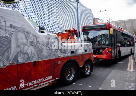 Autobus guasto trainato da un grande camion di recupero veicoli il 7 agosto 2023 a Birmingham, Regno Unito. Foto Stock