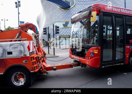 Autobus guasto trainato da un grande camion di recupero veicoli il 7 agosto 2023 a Birmingham, Regno Unito. Foto Stock