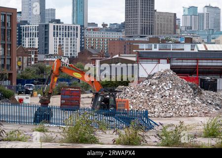 Demolizione di vecchi edifici industriali e industriali a Digbeth per far posto agli alloggi, e in questo caso per 800 appartamenti il 7 agosto 2023 a Birmingham, Regno Unito. La città è sottoposta a un lungo periodo di riqualificazione, con gran parte del suo passato industriale che è stato demolito e trasformato in nuovi appartamenti e case residenziali. Nonostante la rigenerazione in corso del piano Big City, vi è ancora molta attività industriale nella zona, ma questa sta lentamente scomparendo e le imprese locali temono che gli ordini di acquisto obbligatori si tradurranno in una delocalizzazione. Foto Stock