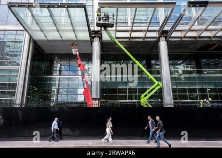 La recinzione di sicurezza circonda i lavori presso l'edificio Citibank, che sta subendo un importante rinnovo nel cuore del quartiere finanziario di Canary Wharf il 15 agosto 2023 a Londra, Regno Unito. Il Centro Citigroup ospita la sede centrale di Citigroups EMEA. Canary Wharf è un'area situata vicino all'Isle of Dogs nel London Borough of Tower Hamlets ed è definita dalla Greater London Authority come parte del quartiere centrale degli affari di Londra. Insieme alla City of London, costituisce uno dei principali centri finanziari del Regno Unito e del mondo, contenente molti edifici alti, tra cui Foto Stock