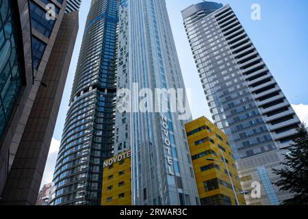 Esterno del Novotel presso il quartiere finanziario di Canary Wharf il 15 agosto 2023 a Londra, Regno Unito. Canary Wharf è un'area situata vicino all'Isle of Dogs nel London Borough of Tower Hamlets ed è definita dalla Greater London Authority come parte del quartiere centrale degli affari di Londra. Novotel è un marchio alberghiero francese di fascia media di proprietà di Accor. Foto Stock