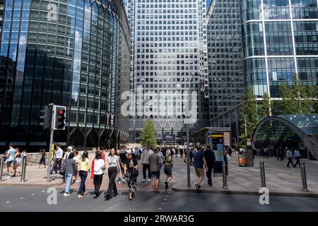 One Canada Square, nel cuore del quartiere finanziario di Canary Wharf il 15 agosto 2023 a Londra, Regno Unito. Canary Wharf è un'area situata vicino all'Isle of Dogs nel London Borough of Tower Hamlets ed è definita dalla Greater London Authority come parte del quartiere centrale degli affari di Londra. Insieme alla City of London, costituisce uno dei principali centri finanziari del Regno Unito e del mondo, contenente molti grattacieli tra cui il terzo più alto del Regno Unito, One Canada Square. Foto Stock