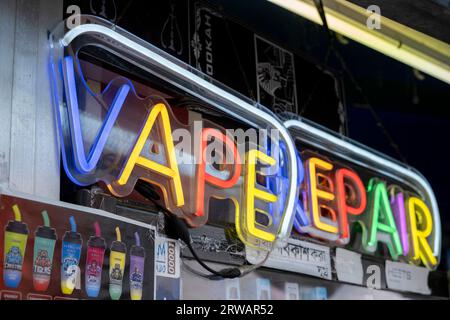 Vape Shop che vende vapes usa e getta lungo Bethnal Green Road nell'East End il 16 agosto 2023 a Londra, Regno Unito. Lo svapo è spesso visto come un'alternativa sicura o più sicura al fumo. È anche relativamente nuovo per il mercato, che colpisce solo il mainstream nell'ultimo decennio circa. Le penne a nastro monouso sono dispositivi non ricaricabili che generalmente vengono riempiti con liquido elettronico. Di recente si è discusso molto in termini di salute pubblica, in particolare per quanto riguarda la disponibilità di prodotti vape per i bambini, in particolare vapori usa e getta. Foto Stock