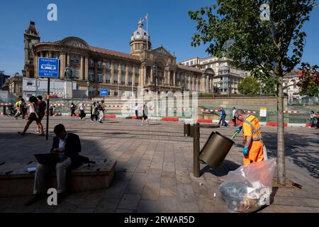 I lavori per la raccolta dei rifiuti del Birmingham City Council svuotano i contenitori di fronte all'edificio del Municipio a Victoria Square nel centro della città il giorno in cui il consiglio ha annunciato che stava emettendo una comunicazione di sezione 114 che annuncia che non è in grado di bilanciare il suo budget ed è in effetti in bancarotta il 5 settembre 2023 a Birmingham, Regno Unito. Il consiglio laburista ha avuto problemi finanziari di lunga data a causa delle richieste di indennizzo per pari retribuzione in cui le donne venivano pagate meno degli uomini con lo stesso grado retributivo e dell'attuazione di un sistema INFORMATICO problematico, che ha portato a un buco nero finanziario di Foto Stock