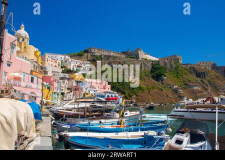 A Procida, Italia, il 01,08,23, il porticciolo di Marina Corricella Foto Stock
