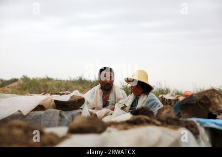 HAI-QING e RENLIN WU in RETURN TO DUST (2022) - titolo originale: YIN RU CHEN YAN-, diretto da li RUIJUN. Credito: Qizi Films / album Foto Stock