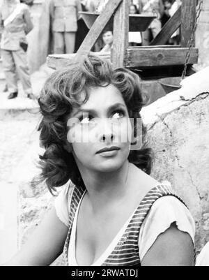 GINA LOLLOBRIGIDA DOVE SOFFIA IL VENTO CALDO! (1959) -titolo originale: LA LEGGE-, diretto da JULES DASSIN. Credito: M.G.M. / album Foto Stock