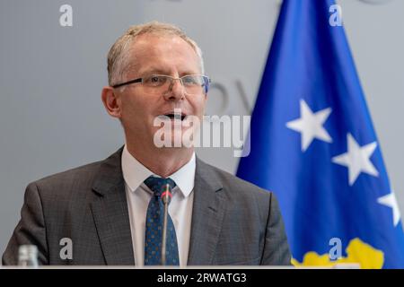 Prishtina, Kosovo. 18 settembre 2023. Besnik Bislimi, Vice primo Ministro e Ministro per l'integrazione europea della Repubblica del Kosovo, ha preso i riflettori a Pristina, in Kosovo, lunedì 18 settembre 2023. Nel suo discorso ai media, ha Unito le forze con il primo ministro Kurti (non mostrato nella foto), esprimendo preoccupazioni condivise su quella che hanno percepito come una potenziale convergenza di interessi tra l'inviato dell'UE, Miroslav Lajcak, e la Serbia durante i negoziati in corso. Ciò ha sollevato sospetti di un potenziale pregiudizio nel processo negoziale. (VX Photo/ Vudi Xhymshiti) credito: VX P Foto Stock