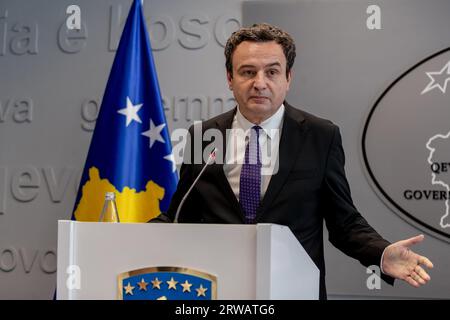 Prishtina, Kosovo. 18 settembre 2023. Albin Kurti, il primo ministro del Kosovo, ha parlato ai media a Prishtina, in Kosovo, lunedì 18 settembre 2023. Durante la sua conferenza stampa, il primo ministro Kurti ha espresso preoccupazioni su quello che ha percepito come un possibile allineamento tra l'inviato dell'UE, Miroslav Lajcak, e la Serbia, insieme ai rispettivi interessi. Ha accennato a un potenziale pregiudizio nei negoziati in corso. (VX Photo/ Vudi Xhymshiti) credito: VX Pictures/Alamy Live News Foto Stock