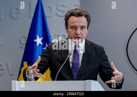 Prishtina, Kosovo. 18 settembre 2023. Albin Kurti, il primo ministro del Kosovo, ha parlato ai media a Prishtina, in Kosovo, lunedì 18 settembre 2023. Durante la sua conferenza stampa, il primo ministro Kurti ha espresso preoccupazioni su quello che ha percepito come un possibile allineamento tra l'inviato dell'UE, Miroslav Lajcak, e la Serbia, insieme ai rispettivi interessi. Ha accennato a un potenziale pregiudizio nei negoziati in corso. (VX Photo/ Vudi Xhymshiti) credito: VX Pictures/Alamy Live News Foto Stock