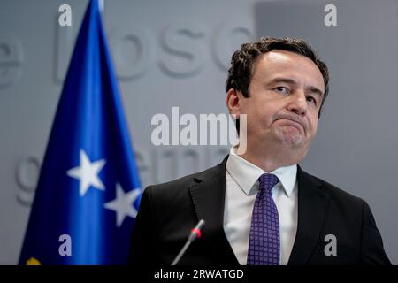 Prishtina, Kosovo. 18 settembre 2023. Albin Kurti, il primo ministro del Kosovo, ha parlato ai media a Prishtina, in Kosovo, lunedì 18 settembre 2023. Durante la sua conferenza stampa, il primo ministro Kurti ha espresso preoccupazioni su quello che ha percepito come un possibile allineamento tra l'inviato dell'UE, Miroslav Lajcak, e la Serbia, insieme ai rispettivi interessi. Ha accennato a un potenziale pregiudizio nei negoziati in corso. (VX Photo/ Vudi Xhymshiti) credito: VX Pictures/Alamy Live News Foto Stock