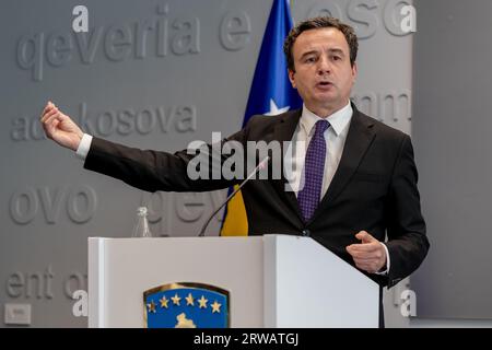 Prishtina, Kosovo. 18 settembre 2023. Albin Kurti, il primo ministro del Kosovo, ha parlato ai media a Prishtina, in Kosovo, lunedì 18 settembre 2023. Durante la sua conferenza stampa, il primo ministro Kurti ha espresso preoccupazioni su quello che ha percepito come un possibile allineamento tra l'inviato dell'UE, Miroslav Lajcak, e la Serbia, insieme ai rispettivi interessi. Ha accennato a un potenziale pregiudizio nei negoziati in corso. (VX Photo/ Vudi Xhymshiti) credito: VX Pictures/Alamy Live News Foto Stock