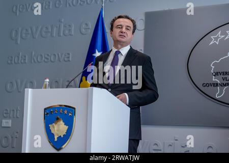 Prishtina, Kosovo. 18 settembre 2023. Albin Kurti, il primo ministro del Kosovo, ha parlato ai media a Prishtina, in Kosovo, lunedì 18 settembre 2023. Durante la sua conferenza stampa, il primo ministro Kurti ha espresso preoccupazioni su quello che ha percepito come un possibile allineamento tra l'inviato dell'UE, Miroslav Lajcak, e la Serbia, insieme ai rispettivi interessi. Ha accennato a un potenziale pregiudizio nei negoziati in corso. (VX Photo/ Vudi Xhymshiti) credito: VX Pictures/Alamy Live News Foto Stock