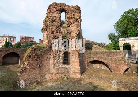 I resti del Castello di Galliera in Piazza XX settembre a Bologna, nella regione Emilia-Romagna dell'Italia settentrionale. Foto Stock