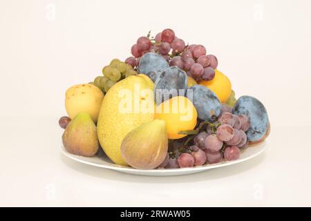 varietà di frutta sul piatto Foto Stock