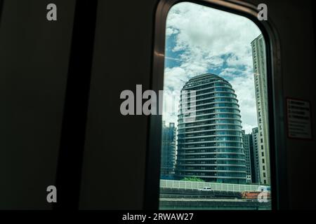 Treno all'interno di Taiwan con vista fuori dalla finestra Foto Stock