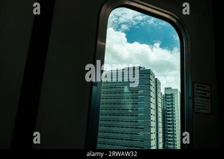 Treno all'interno di Taiwan con vista fuori dalla finestra Foto Stock