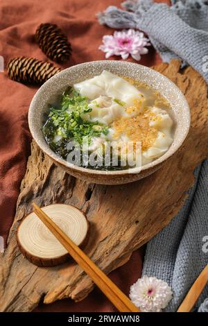 Gnocchi di carne in salsa piccante，zuppa di Wonton Foto Stock