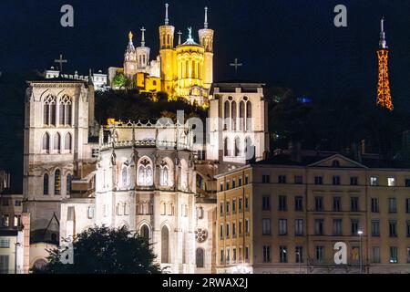 Vista notturna sul fiume Saone verso il centro storico di Lione e le 2 cattedrali, San Giovanni Battista e la basilica di San Giovanni Battista. Foto Stock