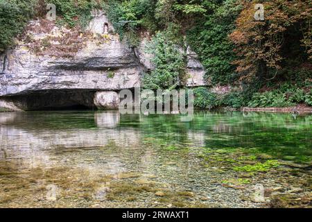 La sorgente del fiume Douix a Chatillon Sur Seine, Francia. Foto Stock