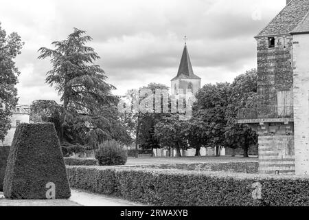 Foto in bianco e nero di Eglise Saint Symphorienin nei terreni dei castelli d'Epoisses nel dipartimento di Côte-d'Or in Borgogna Francia. Foto Stock